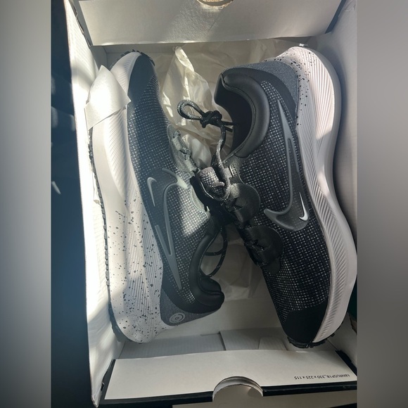 9W/7.5M - [NEW] Women's Nike Zoom Winflo 8 Shield Running Shoes Black DC3730-001 - Picture 2 of 11